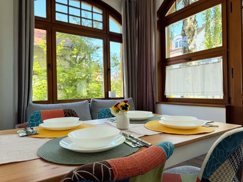 Living room, Food and drinks, Seating area