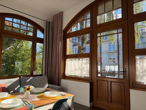 Living room, Food and drinks, Seating area, Food, City view