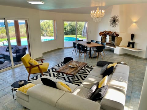 Villa AZURA, vue panoramique et proche mer à Santa Giulia, piscine chauffée Villa in Porto-Vecchio