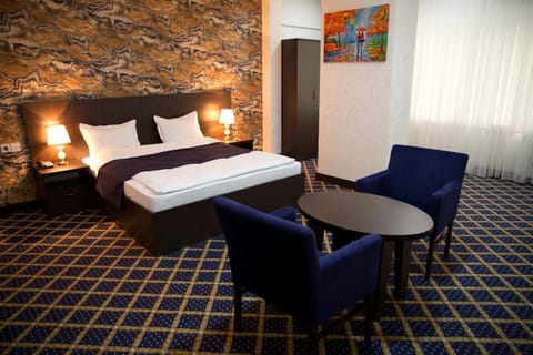 Bed, People, Photo of the whole room, Bedroom, Guests