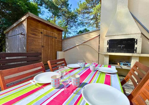 Patio, Day, BBQ facilities, Dining area
