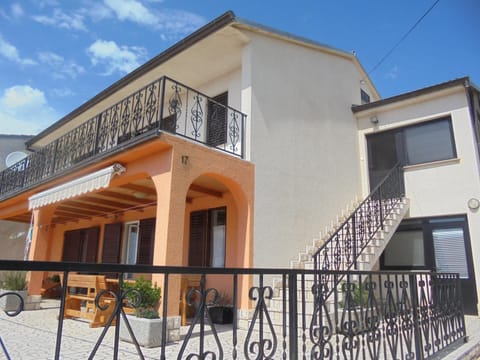 Patio, Facade/entrance