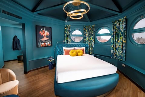 Bed, TV and multimedia, Photo of the whole room, Seating area, Bedroom