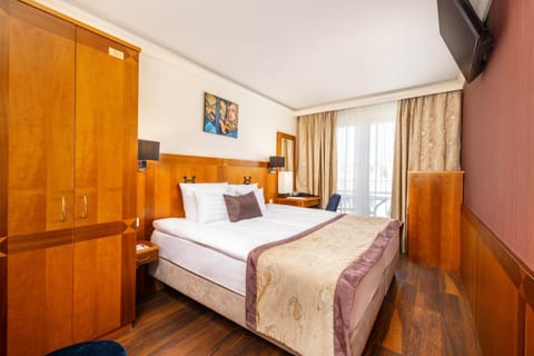 Bed, TV and multimedia, Photo of the whole room, Decorative detail, Seating area, Bedroom, Family, wardrobe
