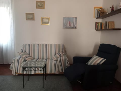 Library, Living room, Seating area