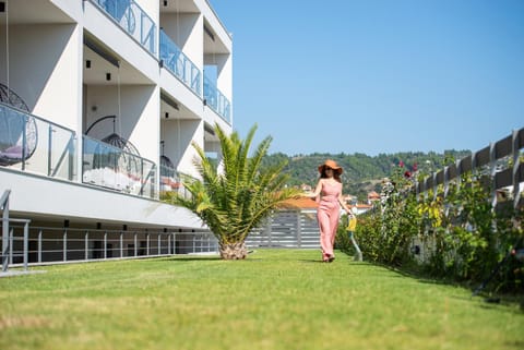 Property building, Day, Garden, Garden view