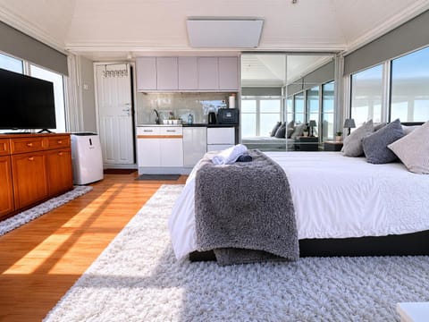 Garden, TV and multimedia, Kitchen or kitchenette, Bedroom, Parking, hair dryier, microwave, wardrobe, air conditioner
