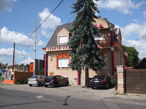 Facade/entrance, Street view, Parking