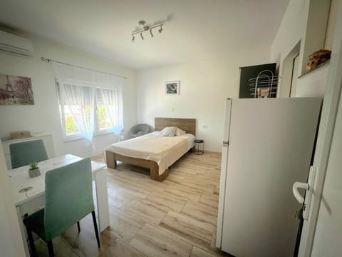 Bed, TV and multimedia, Photo of the whole room, Seating area, Bedroom, wardrobe, air conditioner
