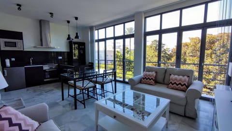 View (from property/room), View (from property/room), Kitchen or kitchenette, Living room, Lounge or bar, Photo of the whole room, City view, City view, Garden view, Garden view