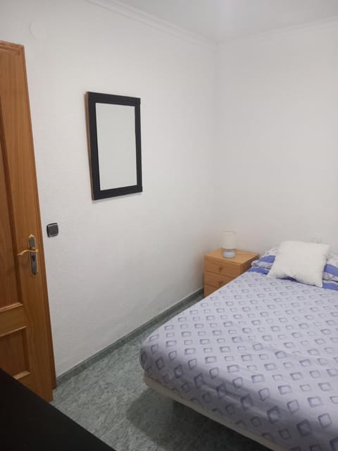 habitación grande en piso compartido con 2 adultos Vacation rental in Valencia