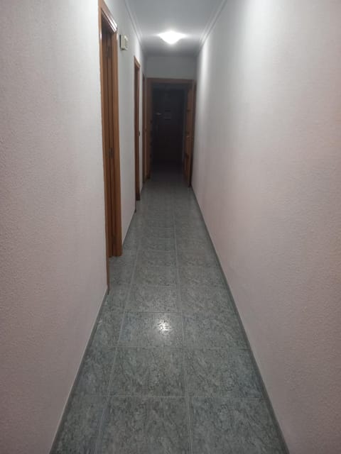 habitación grande en piso compartido con 2 adultos Vacation rental in Valencia