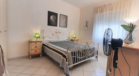 Bed, Photo of the whole room, Decorative detail, Bedroom, fireplace