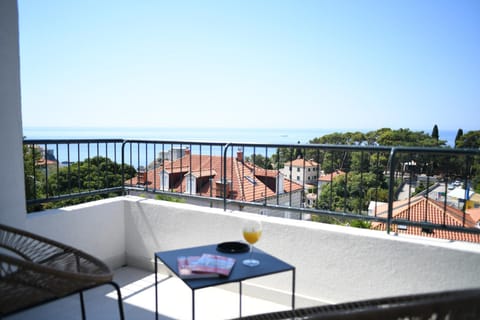 Property building, Balcony/Terrace, Sea view