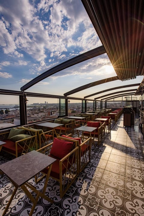 Restaurant/places to eat, Balcony/Terrace, Balcony/Terrace