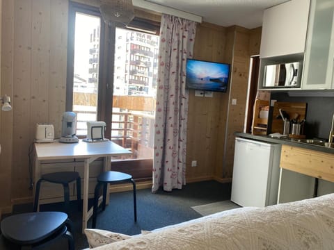 Kitchen or kitchenette, Living room, Dining area