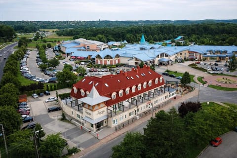 Nearby landmark, City view, Street view