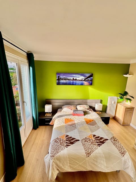 Bed, Photo of the whole room, Bedroom