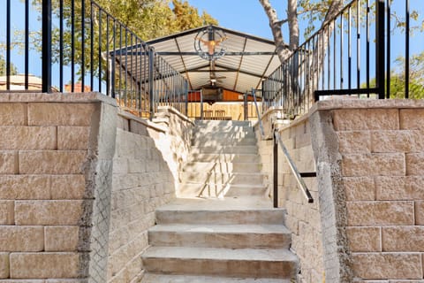 CYC Mega House with BBQ Gazebo House in Leon Valley