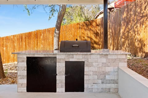 CYC Mega House with BBQ Gazebo House in Leon Valley