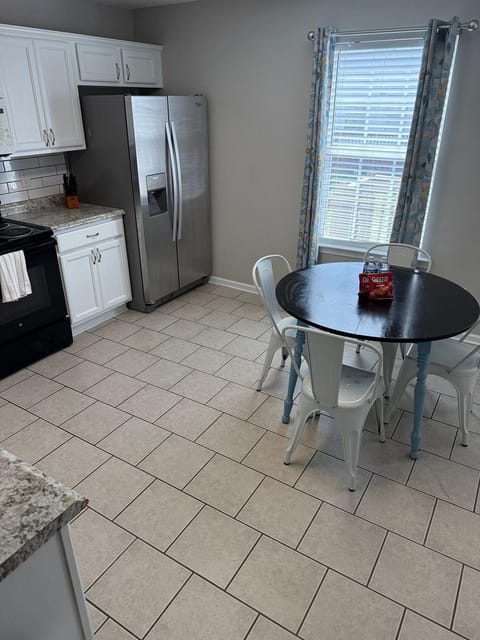 Welcome To This 4BR Getaway Near LakePoint Sports House in Cartersville