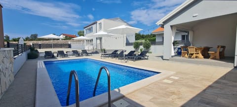 Property building, Pool view, Swimming pool, Swimming pool, sunbed