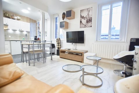 TV and multimedia, Kitchen or kitchenette, Living room, Dining area, kitchen