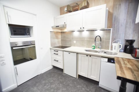 Coffee/tea facilities, dishwasher, internet, minibar, pet friendly, towels, kitchen