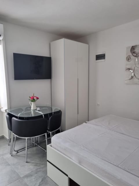 Bed, Seating area, Dining area