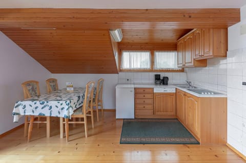 Coffee/tea facilities, Kitchen or kitchenette, Dining area, dishwasher, kitchen