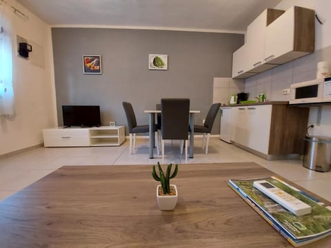 TV and multimedia, Kitchen or kitchenette, Living room, Seating area, Dining area