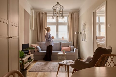 People, TV and multimedia, Living room, Seating area, group of guests