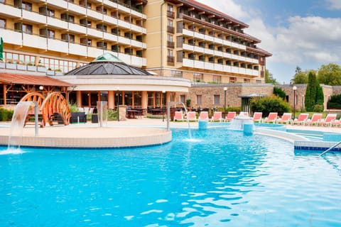 Property building, Swimming pool, Swimming pool, Open Air Bath, sunbed