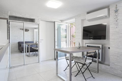 Communal lounge/ TV room, TV and multimedia, Kitchen or kitchenette, Living room, Seating area, Dining area