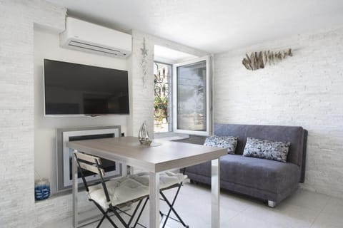 Communal lounge/ TV room, TV and multimedia, Living room, Lounge or bar, Seating area, Dining area