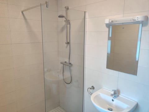 Shower, Bathroom, towels