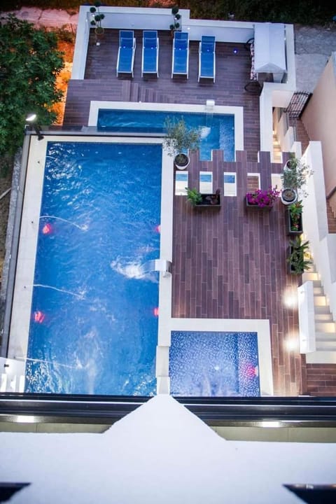 Property building, Day, Swimming pool, sunbed