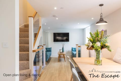 Communal lounge/ TV room, TV and multimedia, Living room, Seating area, Dining area