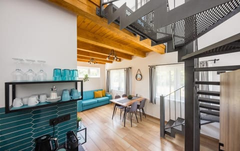 Kitchen or kitchenette, Living room, Seating area, Dining area