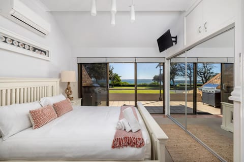 TV and multimedia, View (from property/room), Balcony/Terrace, Bedroom, towels, air conditioner