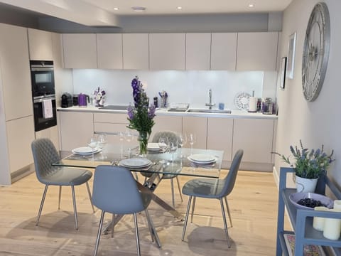 Kitchen or kitchenette, Dining area
