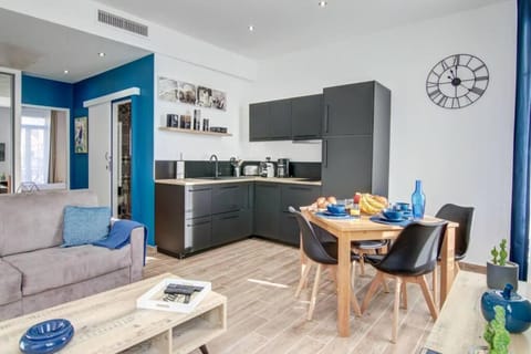 Kitchen or kitchenette, Living room