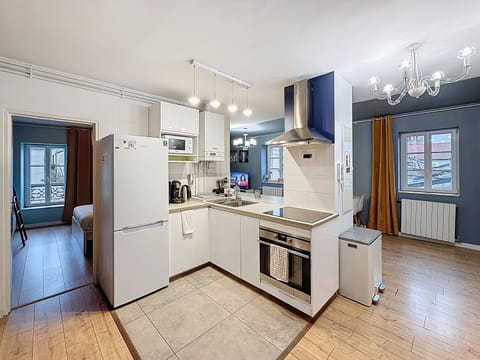 Coffee/tea facilities, microwave, oven, washing machine, kitchen