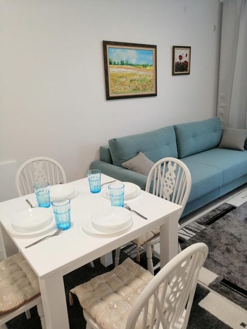 Seating area, Dining area