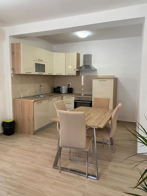 Kitchen or kitchenette, Dining area, minibar, pet friendly, stove