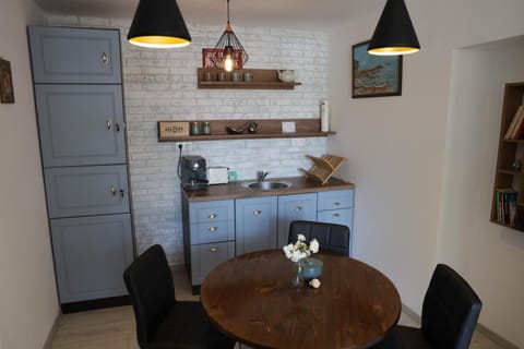 Kitchen or kitchenette, Dining area, Communal kitchen