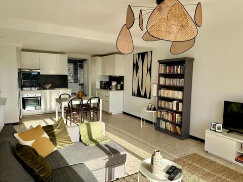 Communal lounge/ TV room, TV and multimedia, Kitchen or kitchenette, Living room, Seating area, Dining area