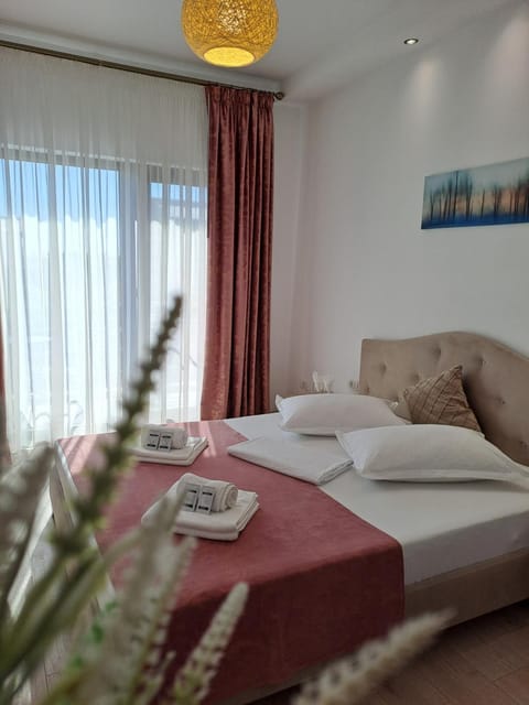 Bed, Bedroom, towels