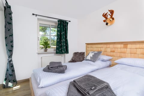 Bed, Photo of the whole room, Bedroom, towels