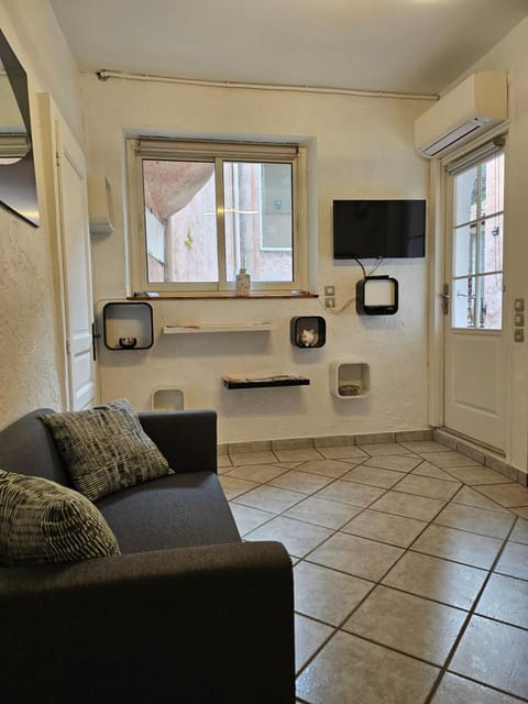 TV and multimedia, air conditioner